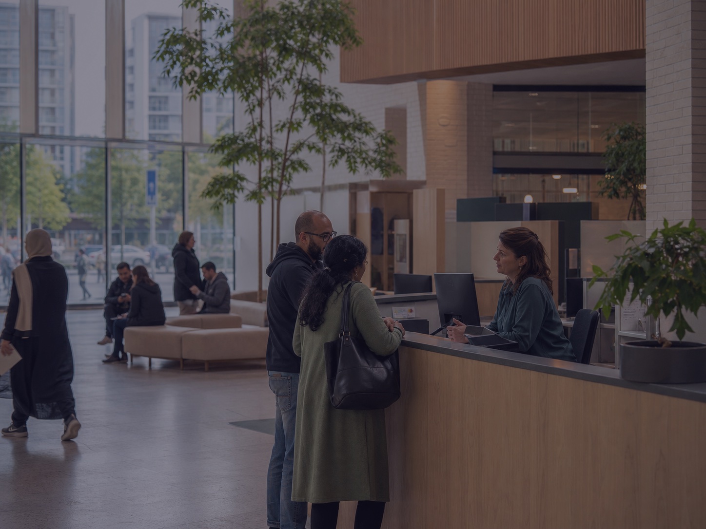 Bezoekers in gesprek bij een publieke balie