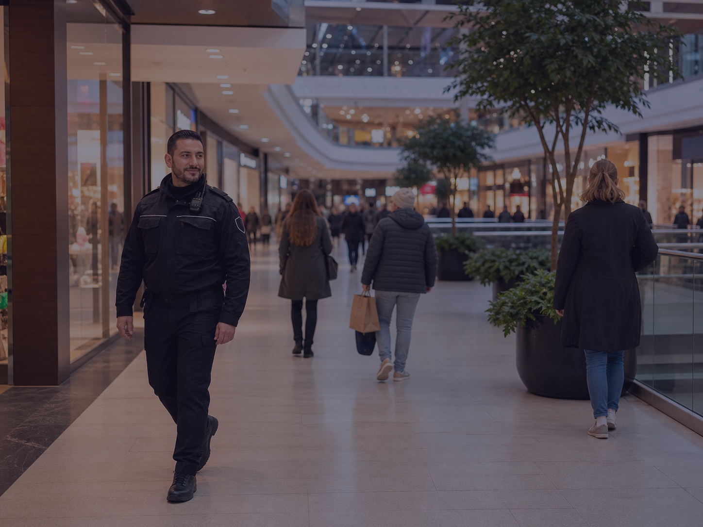 Beveiligingsprofessional in een winkelcentrum